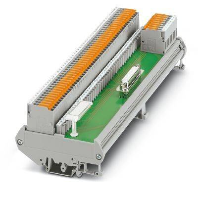 Industrielles Klemmleisten-Steckmodul auf einer grünen Leiterplatte mit zwei langen Reihen von Federklemmen und einem metallischen D-Sub-Stecker.