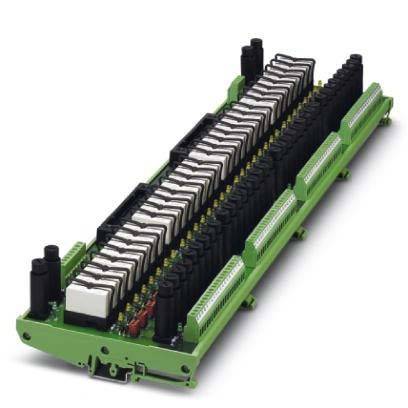 Ein rechteckiges Relaismodul mit mehreren Komponenten, die auf einer grünen Grundfläche montiert sind und Reihen von Relais und Anschlüssen für elektrische Systeme aufweisen.