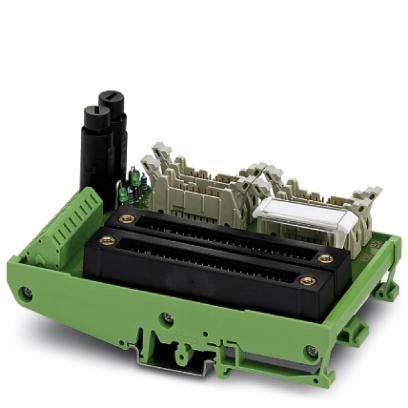 Eine grüne elektronische Leiterplatte mit schwarzen Anschlüssen und Komponenten, von oben in einem schrägen Winkel dargestellt.