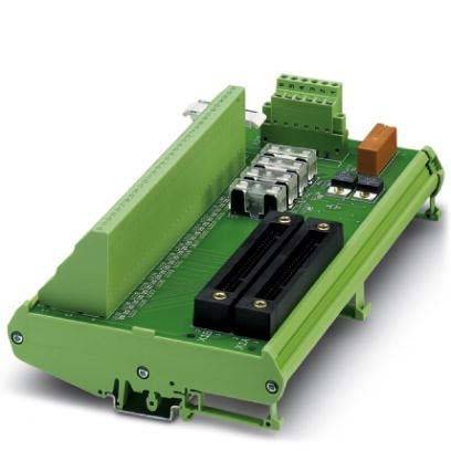 Grüne elektronische Leiterplatte mit Anschlüssen und Komponenten, einschließlich eines langen grünen Blocks, kleiner silberner Kästchen und eines schwarzen Sockels.