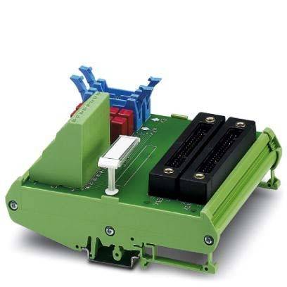 Eine grüne elektronische Leiterplatte mit schwarzen Anschlüssen und roten und blauen Anschlussblöcken, die für elektrische Geräteverbindungen verwendet wird.