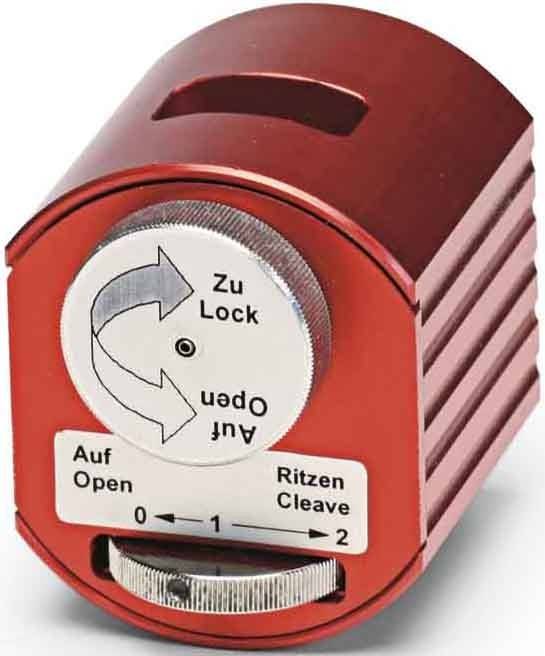 Eine Nahaufnahme eines roten Verschlussmechanismus mit einem kreisförmigen Wahlschalter, der mit 'Open' und 'Lock' auf Englisch und Deutsch beschriftet ist und einen Pfeil zeigt, der die Richtung für jede Aktion angibt.
