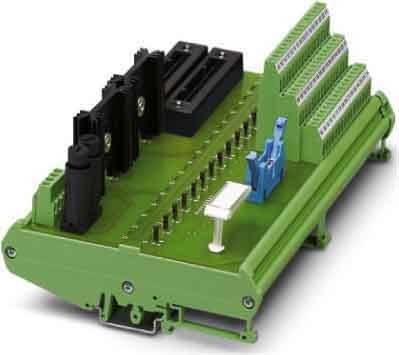 Eine grüne elektronische Leiterplatte mit verschiedenen schwarzen, blauen und weißen Komponenten, wahrscheinlich für industrielle Automatisierung oder Steuerungssysteme verwendet.