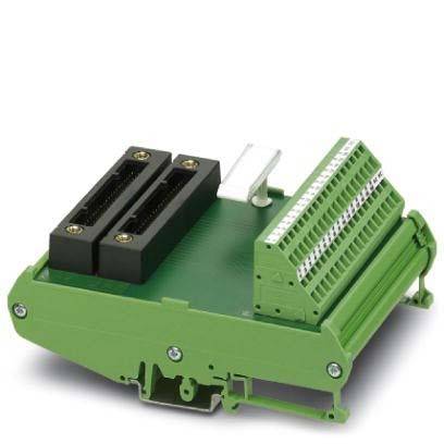 Ein elektronischer Terminalblock-Adapter mit zwei schwarzen Steckverbinderdosen und mehreren grünen Anschlussplätzen, verwendet für elektrische Verbindungen.