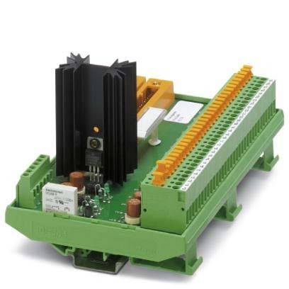 Eine grüne elektronische Leiterplatte mit verschiedenen Komponenten, einschließlich Anschlüssen, Kondensatoren und einem auffälligen Kühlkörper in der Mitte.