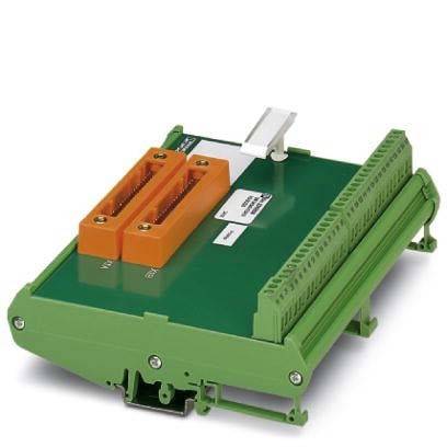 Ein grüner DIN-Schienenklemmenblock mit zwei orangefarbenen Anschlüssen und mehreren grünen Schraubklemmen, verwendet zur Verwaltung elektrischer Verdrahtung.