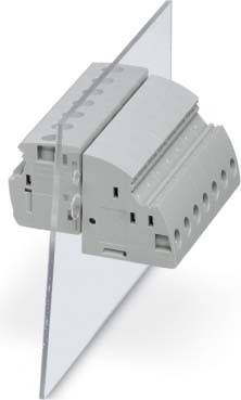 Ein grauer elektrischer Anschlussklemmenblock auf weißem Hintergrund, der mehrere Anschlusspunkte und eine V-förmige Markierung zur Ausrichtung zeigt.