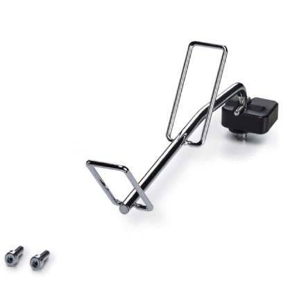 Chrom-Fahrradflaschenhalterung und Schrauben auf weißem Hintergrund.