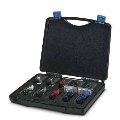 Öffnen Sie den schwarzen Koffer, der verschiedene elektronische Komponenten mit Fächern enthält. Die Komponenten umfassen Anschlüsse und Module, die ordentlich sortiert sind.