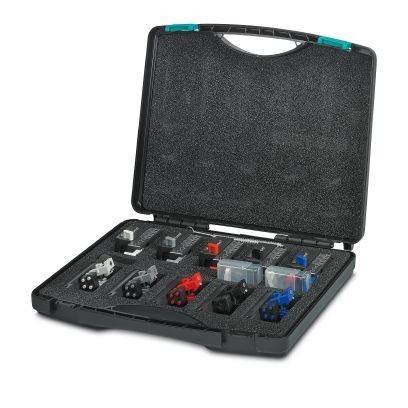 Offene Transportbox mit Schaumstoff-Einsatz, der verschiedene elektrische Stecker und Komponenten in beschrifteten Fächern hält