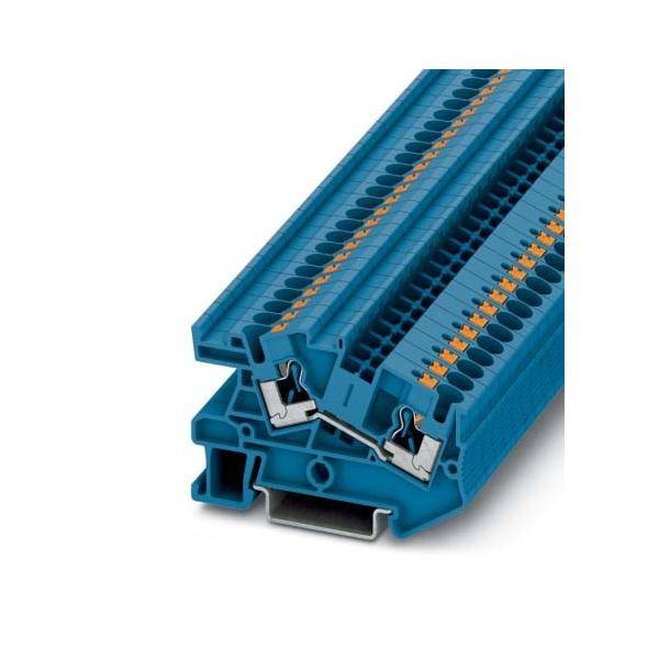Ein blauer elektrischer Anschlussblock mit mehreren Schraubanschlüssen und Drahtverbindungen, mit einer V-förmigen zentralen Gestaltung und orangefarbenen Anschlüssen.