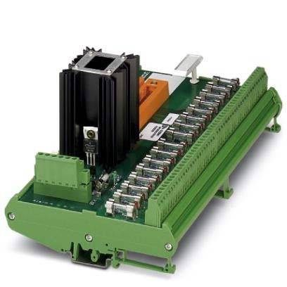 Eine grüne elektronische Leiterplatte mit mehreren Anschlüssen, einem Kühlkörper und Steckverbindern, möglicherweise für industrielle Automatisierungssysteme verwendet.