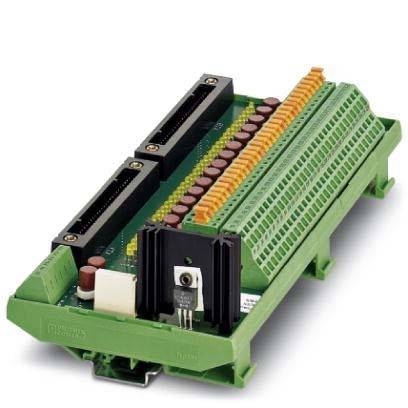 Eine grüne elektronische Leiterplatte mit mehreren Anschlussklemmen, Anschlüssen und Komponenten, die für die Schnittstelle in industriellen Umgebungen verwendet wird.