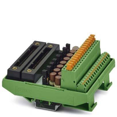 Eine grüne elektronische Leiterplatte mit Anschlüssen und Komponenten, einschließlich Reihen von orangefarbenen Klemmen und Kondensatoren, die in industriellen Anwendungen verwendet wird.
