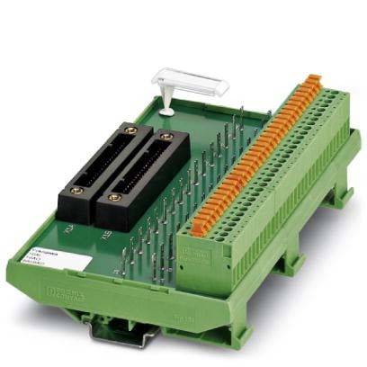 Eine grüne elektronische Leiterplatte mit verschiedenen Anschlussklemmen und zwei schwarzen Anschlussports, die für industrielle oder Automatisierungszwecke vorgesehen ist.