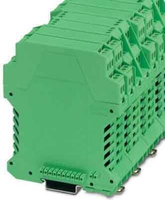 Ein grüner industrieller Klemmenblock mit mehreren Anschlusspunkten, der für elektrische Verkabelung und Schaltungsverbindungen verwendet wird.