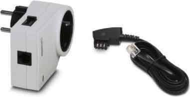 Weißes elektrisches Verlängerungskabel mit einer geerdeten Steckdose und einem schwarzen, spiralförmig gewickelten Kabel, das in einen Stecker mündet.