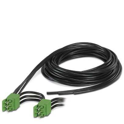 Ein gewickeltes schwarzes Kabel mit grünen Anschlüssen an beiden Enden, entwickelt für industrielle oder elektronische Verwendung, mit jeweils drei Steckerpins pro Anschluss.