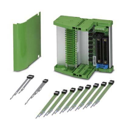 Elektrische Klemmenleiste mit grünem Gehäuse, die mehrere Anschlusspunkte und Zubehör einschließlich mehrerer grün gefärbter Klemmverbinder zeigt.