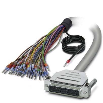 Ein mehrfarbiges Kabelbündel mit mehreren Anschlüssen und einem silbernen rechteckigen Stecker, verwendet für komplexe elektronische Verbindungen.