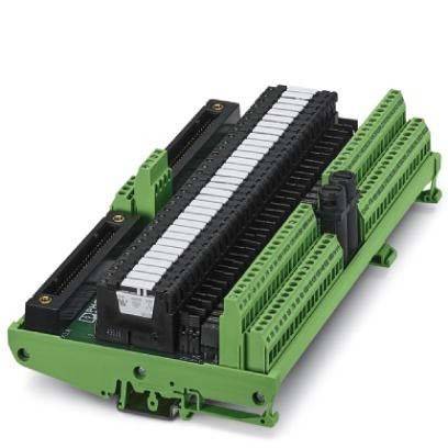 Ein industrieller grüner Terminalblock mit mehreren Anschlüssen, verwendet für elektrische und Signalverkabelung, der Schlitze und Anschlüsse präsentiert.