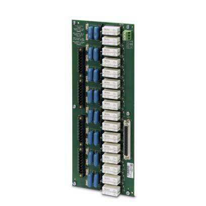 Eine grüne Leiterplatte mit Reihen von blauen Kondensatoren und weißen Anschlüssen, die für elektronische Komponenten oder Systemintegration verwendet wird.