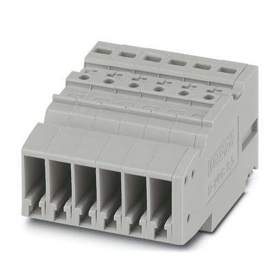 Grauer sechsfach Elektro-Anschlussblock-Stecker mit schraubenlosen Drahtöffnungen auf weißem Hintergrund