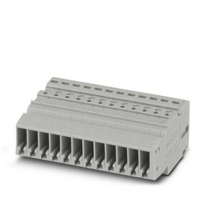 Grauer elektrischer Klemmleistenverbinder mit mehreren vorderen Drahtschlitzen und Schraubenklemmen, dargestellt auf weißem Hintergrund.