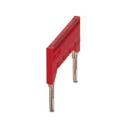 Roter Jumper-Brückenstecker mit zwei Metallstiften, isoliert vor weißem Hintergrund dargestellt.