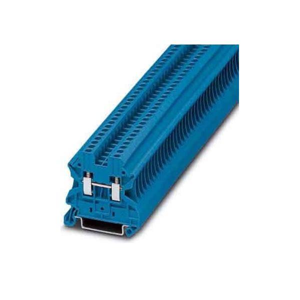 Blauer elektrischer Klemmblock mit mehreren Anschlusspunkten, verwendet zum Befestigen und Organisieren von Kabeln in elektrischen Installationen.