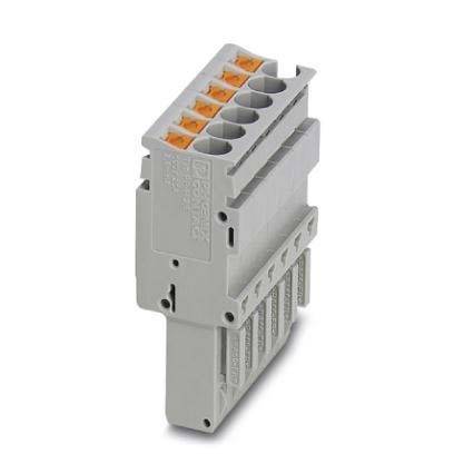 Ein grauer Klemmenblock mit acht Schraubanschlüssen, verwendet für elektrische Verdrahtung und auf einer standardmäßigen DIN-Schiene zur Schaltkreisverbindung montiert.