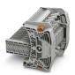 Ein Elektromotor mit grauem Metallgehäuse, der komplexe Designdetails und Kühlrippen aufweist und für industrielle Maschinen verwendet wird.