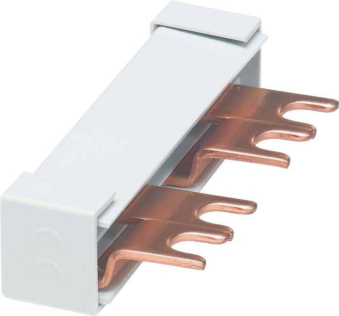 Eine graue elektrische Sammelschiene mit Kupferverbindern, die zur Stromverteilung in einer elektrischen Schalttafel verwendet wird, ist in Nahaufnahme zu sehen.