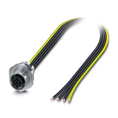Schwarzes Kabel mit gelbem Streifen, Metallstecker an einem Ende und vier freigelegte Drähte am anderen Ende, auf weißem Hintergrund gezeigt.