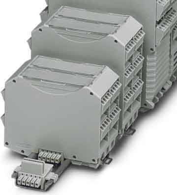 Eine Reihe von elektronischen Klemmenblöcken, die auf einer Hutschiene angeordnet sind und ein modulares elektrisches Verbindungssystem präsentieren.