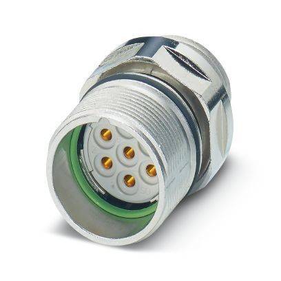 Nahaufnahme eines metallischen kreisförmigen Elektrosteckers mit Gewindegehäuse, grünem Dichtungsring und fünf vergoldeten Kontaktstiften auf weißem Hintergrund.