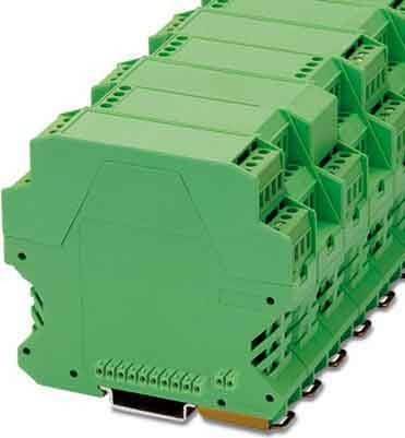 Eine Reihe von grünen elektronischen Anschlussblöcken, die nebeneinander angeordnet sind und zum Verbinden von elektrischen Leitungen in industriellen Geräten verwendet werden.