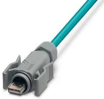 Ein Nahaufnahmebild eines türkisfarbenen Glasfaserkabels mit einem grauen LC-Stecker, der für die Hochgeschwindigkeits-Datenübertragung verwendet wird.
