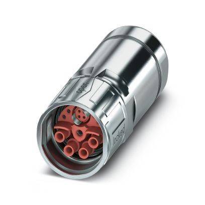 Nahaufnahme eines zylindrischen metallischen Elektrosteckers mit mehreren roten Kontaktsteckplätzen innen, dargestellt auf weißem Hintergrund.