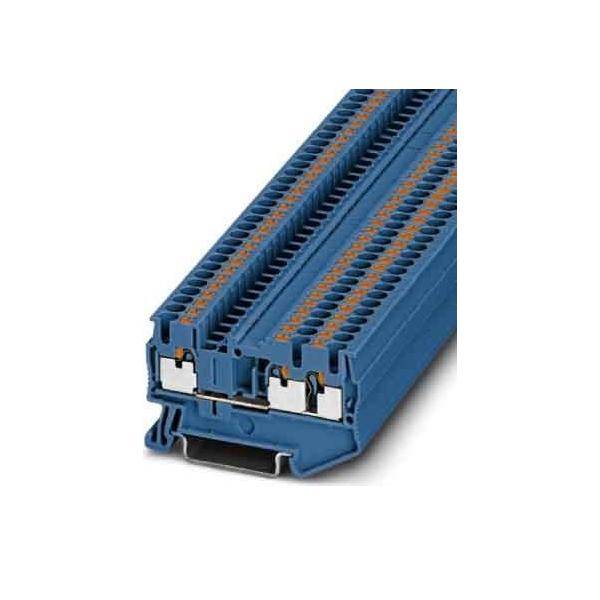 Ein blauer Terminalblock, der in der Elektrotechnik zur Verbindung mehrerer Kabel verwendet wird. Er verfügt über Reihen von Schlitzen zum sicheren Einfügen von Kabeln.