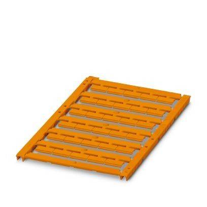 Oranger Metall-Förderband oder Rampensegment auf weißem Hintergrund, in Schrägansicht dargestellt.