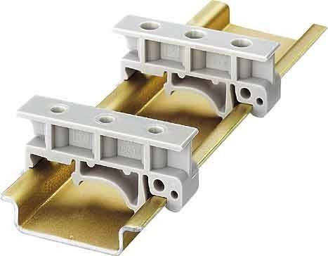 Elektrische Anschlüsse, die auf einer Metallschiene für einen Leistungsschalter in einer Verteilertafel montiert sind und die Installations-Einrichtung und Positionierung hervorheben.