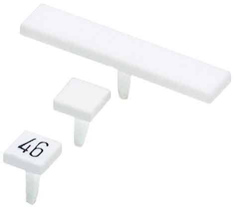 Drei weiße Plastik-Pinnwandnadeln in verschiedenen Größen; die kleinste ist mit '46' markiert.