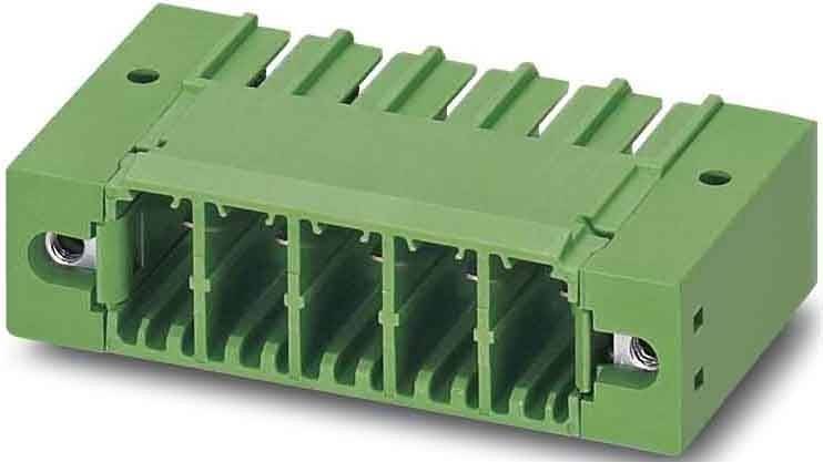 Eine Nahaufnahme eines grünen Plastik-Elektroniksteckers mit mehreren Schlitzen für Kabelverbindungen.