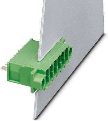 Ein grüner Leiterplattenanschluss, der an einer silbernen Oberfläche befestigt ist und mehrere Anschlüsse für elektrische Verbindungen aufweist.