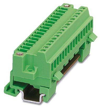 Grüner Klemmenblock mit mehreren Anschlüssen für Verdrahtungsverbindungen, auf einer Metallschiene montiert. Wird in elektrischen Anwendungen zur Kabelorganisation verwendet.