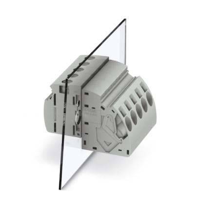 Ein grauer modularer Elektroanschlussblock ist an einem Glaspanel montiert und zeigt mehrere Löcher für Drahtverbindungen.
