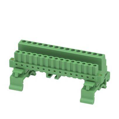Grüner Multi-Position-Electrical-Terminal-Block-Stecker mit Schraubenlöchern und Befestigungsfüßen auf weißem Hintergrund