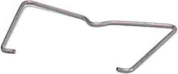 Eine gebogene Metallstange mit glatter Oberfläche, teilweise sichtbar vor einem einfarbigen weißen Hintergrund.