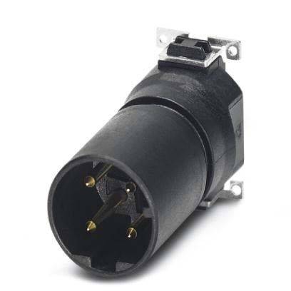 Ein schwarzer elektrischer Stecker mit drei Metallstiften, geeignet zum Anschluss an eine Steckdose, auf weißem Hintergrund dargestellt.